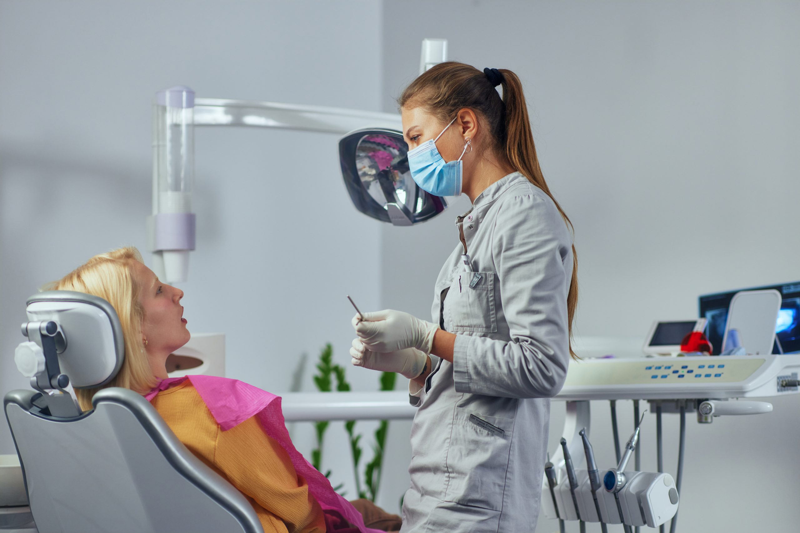 Dentist and patient at clinic Dentista_y_Paciente